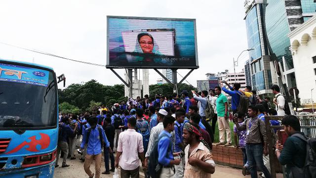 লাইসেন্স দেখছিল শিক্ষার্থীরা; গাড়ি ভাঙছিল কে?